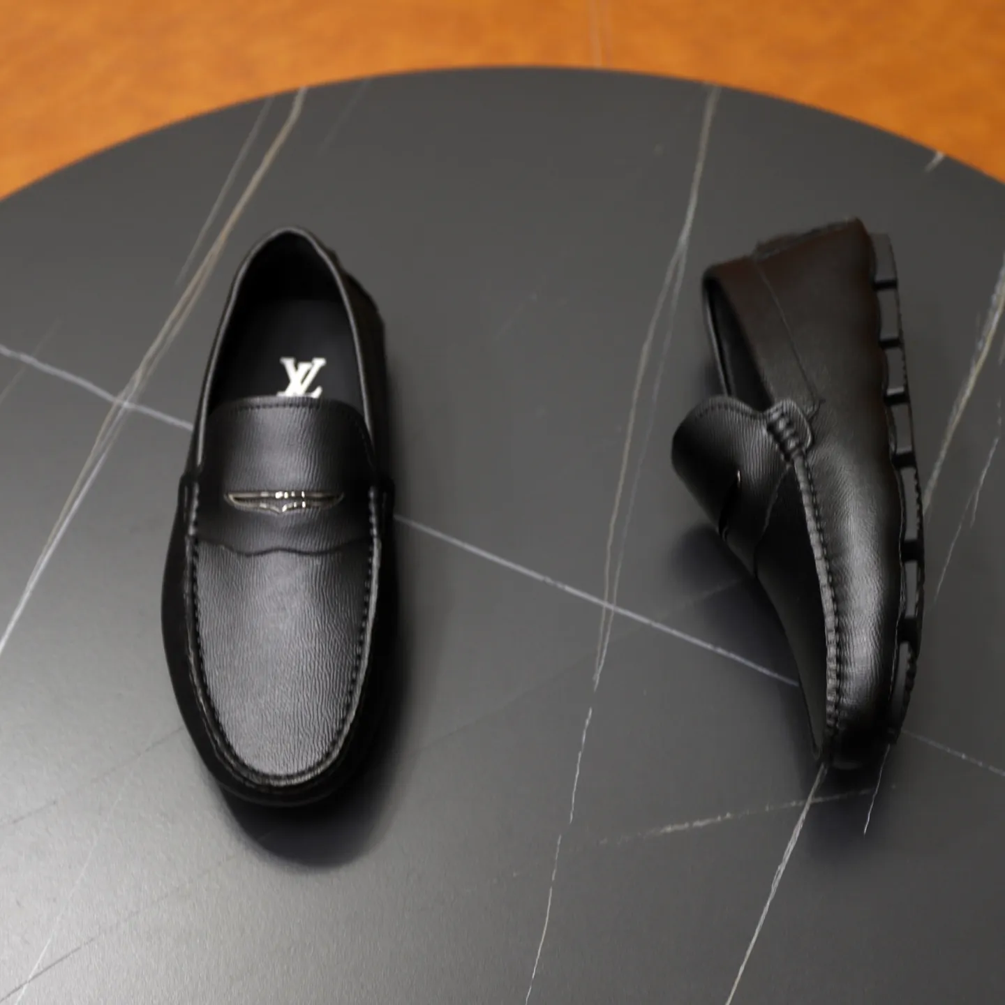 Ex-factory price: 480💰【LV】Louis Vuitton ⚠️High-end men’s driving and pedal series ⚠️38-44 (customized for 45) ⚠️All original cowhide leather! Thick and soft! Made entirely of calfskin lining! Rubber sheet anti-slip beanie sole! Three-dimensional package technology! Fashionable and classic! Handicrafts! Original high quality! Feel free to compare!